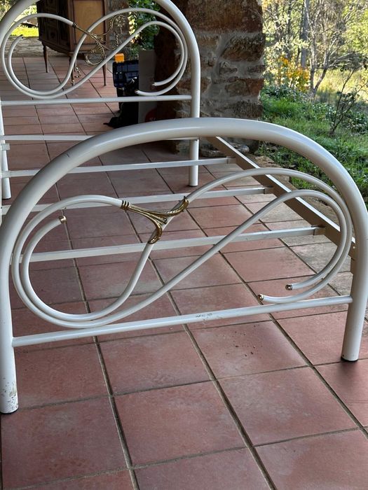 2 camas de ferro brancas