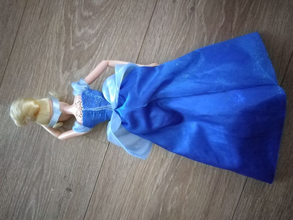 Lalka Kopciuszek grająca