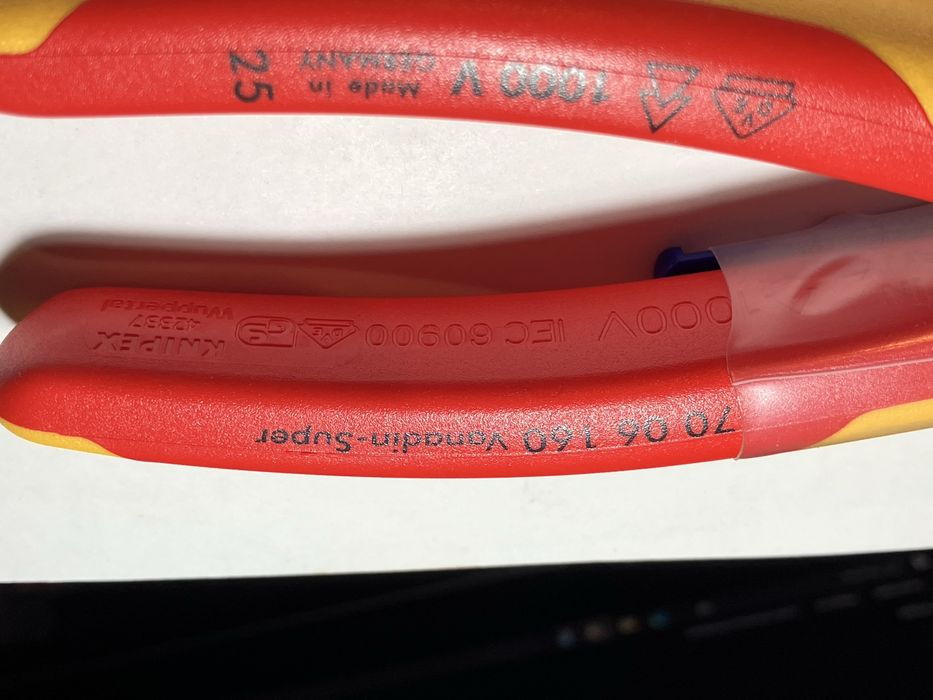 2 alicates isolados Knipex