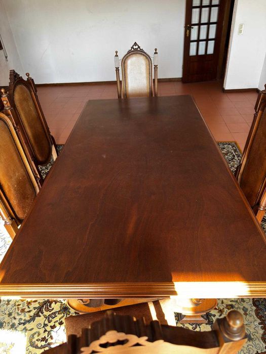 Conjunto de Mobiliário de Sala de Jantar em Madeira - Estilo Clássico