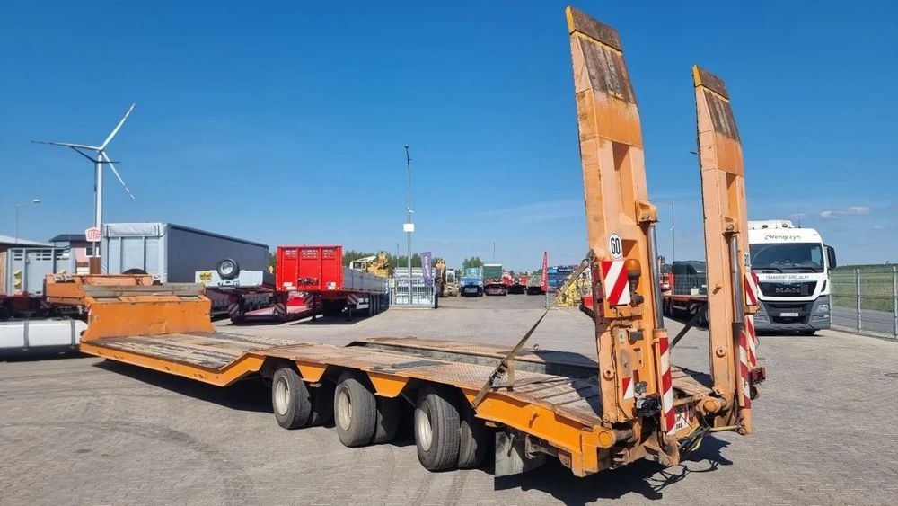 Müller-Mitteltal 3 osiowa naczepa zagłębiana, najazdy hydrauliczne