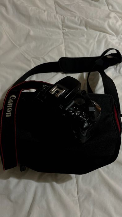 Canon EOS 250D com bolsa e acessórios. Muito bom estado.