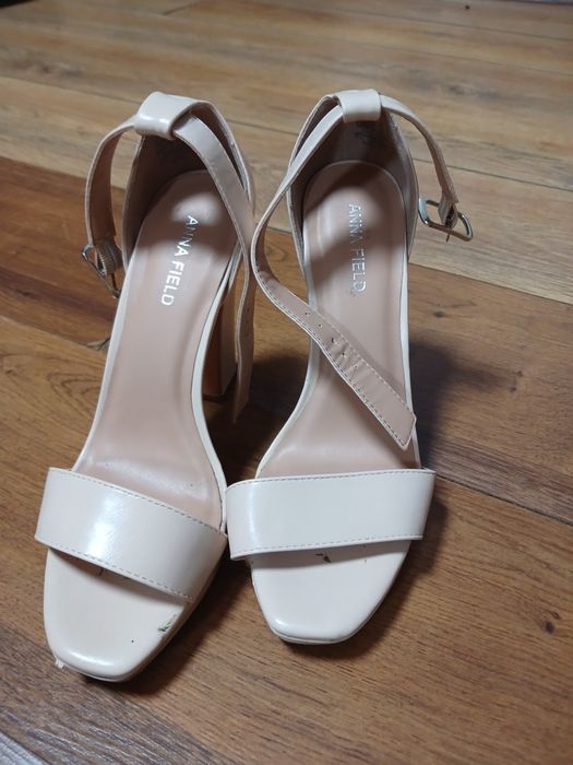 Босоніжки в гарному стані,  37рр