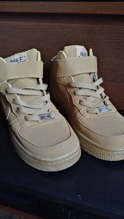 Sportowe buty, adidasy na jesień.