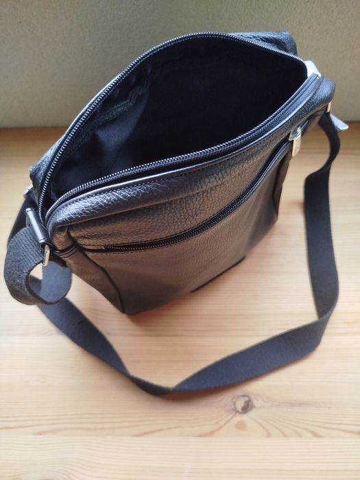 Mala tiracolo preta, em pele