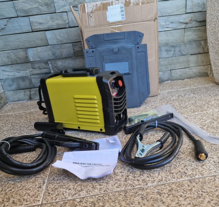 Máquina de soldar inversora portátil MMA/ARC, acompanhada pelo seu kit de acessórios de fábrica.