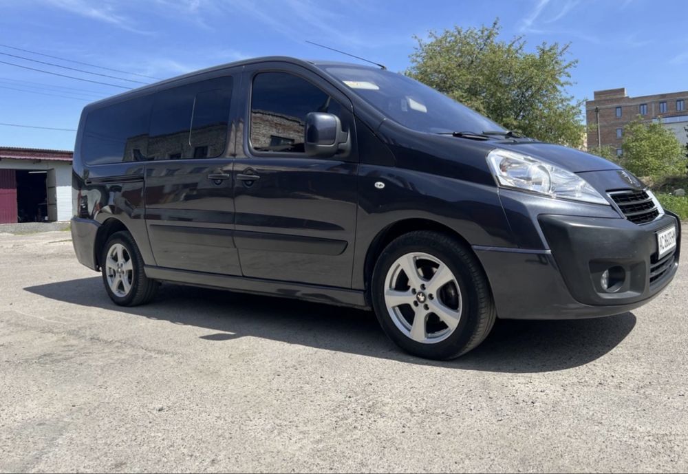 Продам сімейний , справний автомобіль