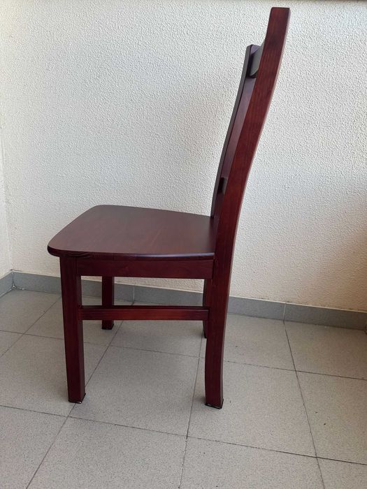 Mesas redondas e cadeiras em madeira