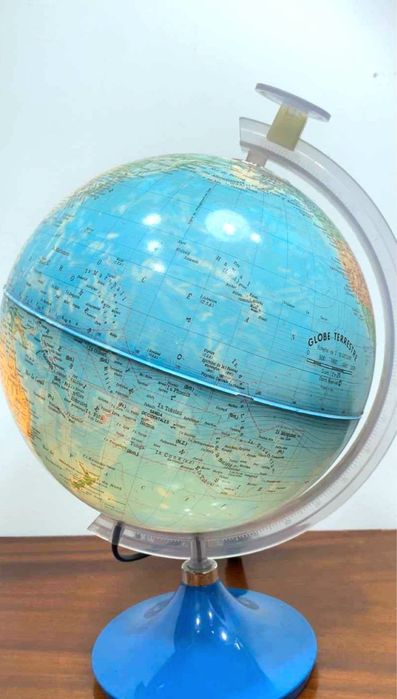 Globo terreste iluminado, italiano.
