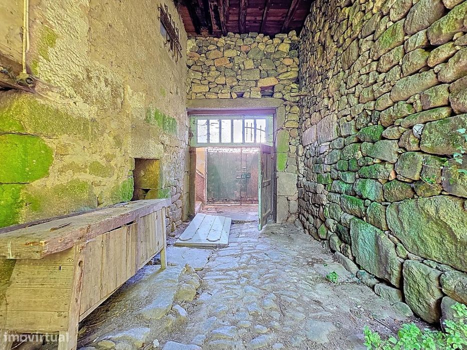 Moradia T5+ com 686,8 m2 de ABC, lote de 345 m2 para recuperar ou faze