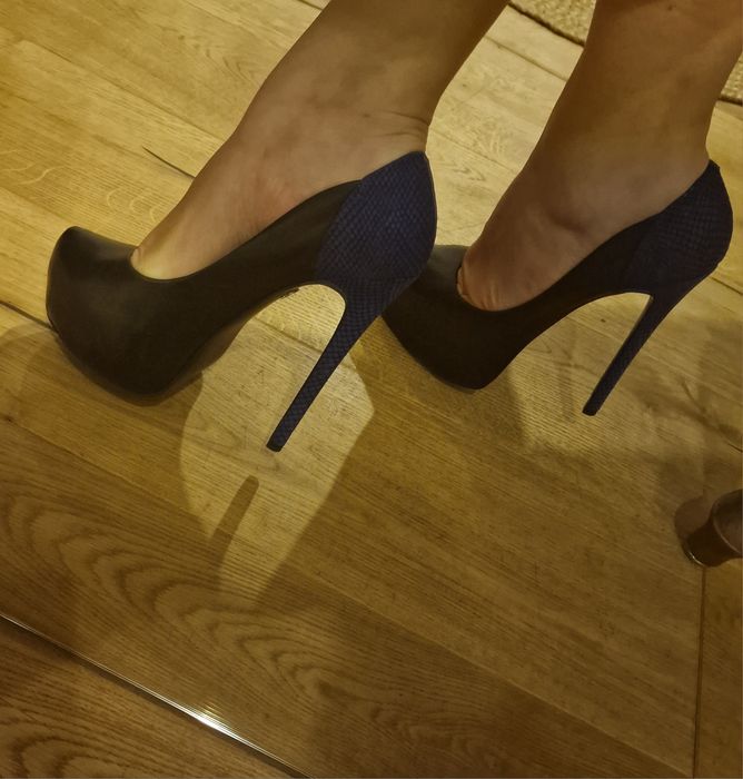 Sprzedam szpilki KAZAR czarno chabrowe