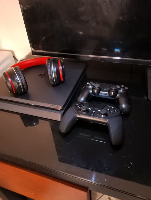 Vendo Consola PS4 slim 1T + 3 jogos de graça + 1 comando  original