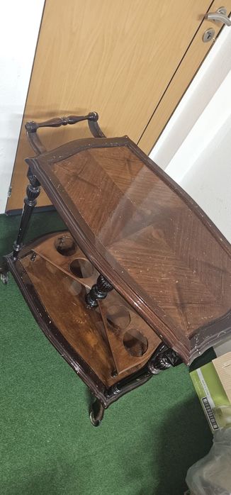 Carrinho de bebida em madeira