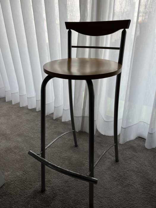 Cadeiras altas de madeira e ferro