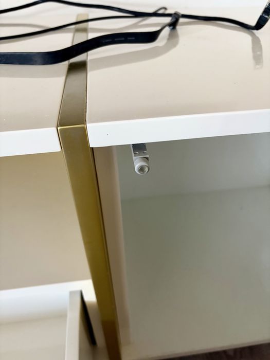 Movel tv branco e dourado