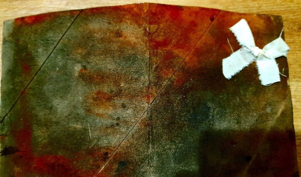 Cartão pintado a mão , uso para momentos especiais ou festivos.