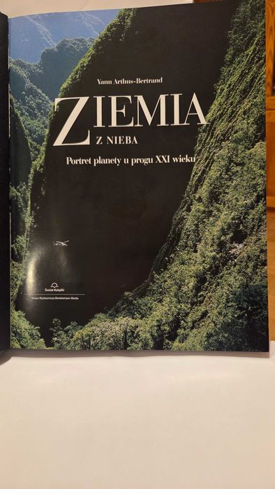 Album "Ziemia z nieba"-portret planety u progu XXI wieku