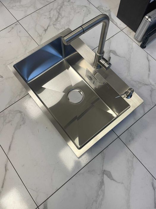 Кухонная мойка Luminex 6045 см и смеситель с выдвижным изливом, Lidz.