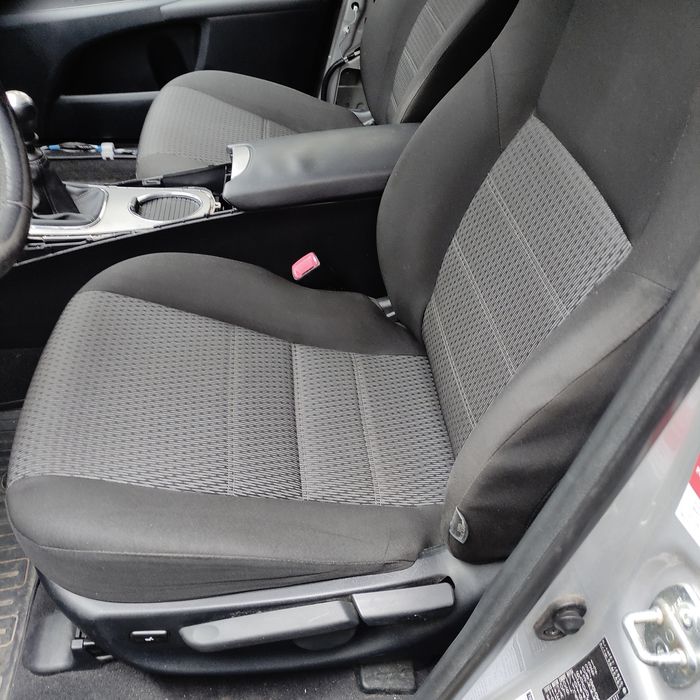 Fotele przednie toyota Avensis t27