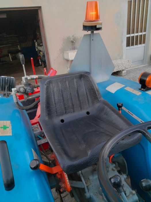 Trator Mitsubishi sem matrícula com alfaias