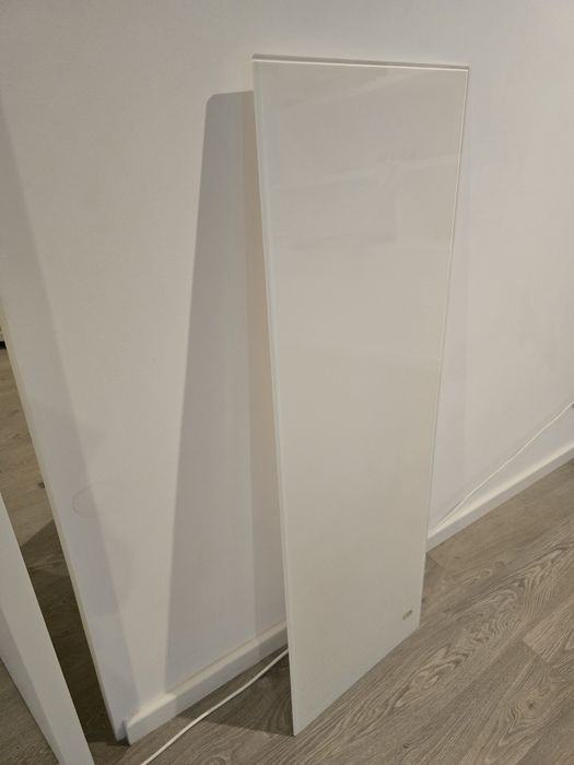 Prateleira em vidro branco