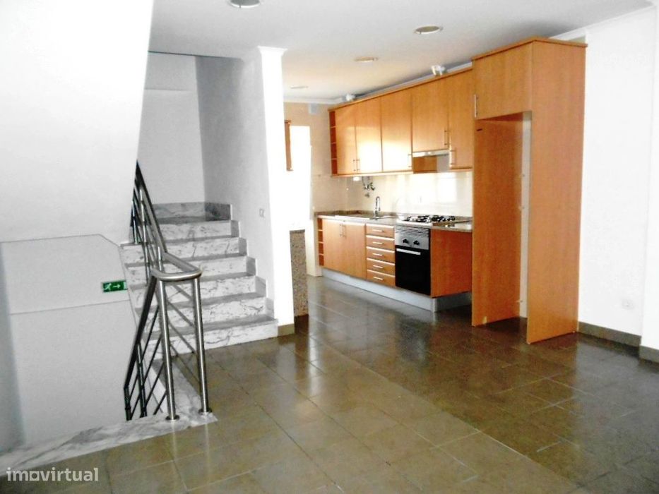 T2 Triplex Linda-a-Pastora, Queijas, Remodelado Recentemente.