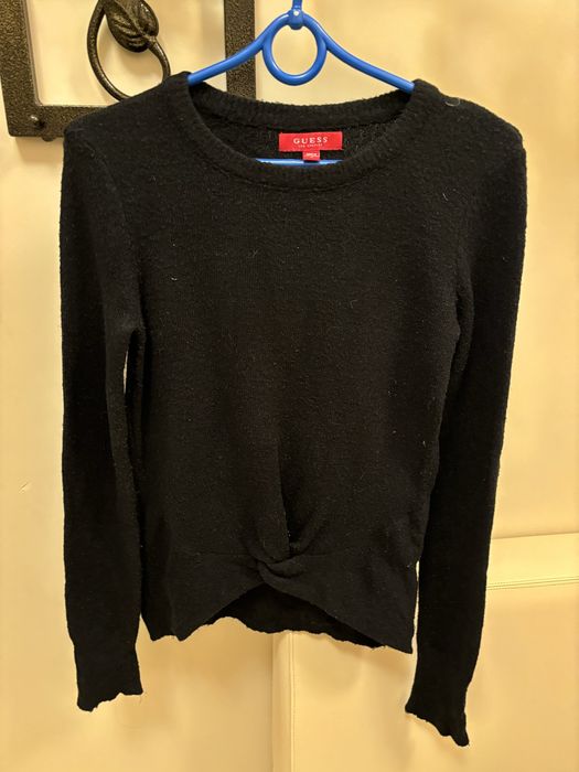 Czarny swetrek damski guess