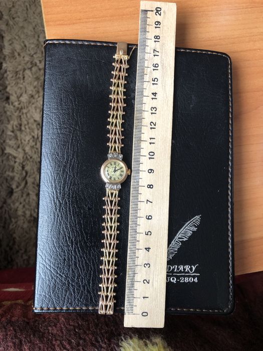 Золотые женские часы.