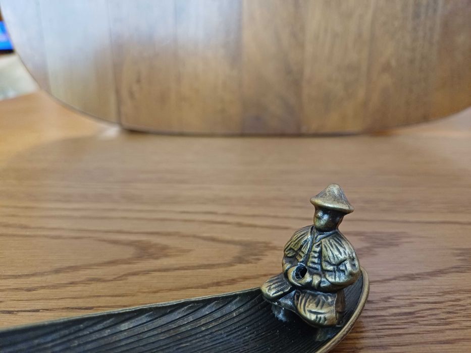 Śliczna duża łódz rybacka z wędkarzem i rybami