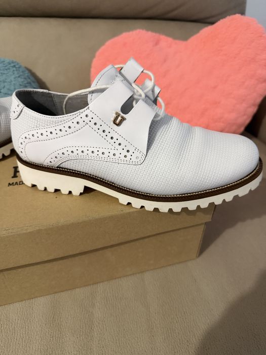 Sapatos Brancos USHINDI