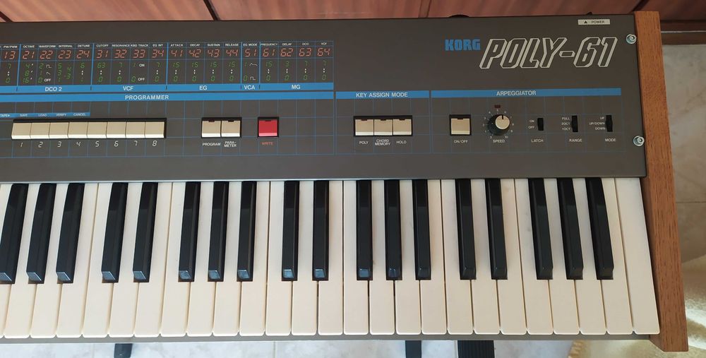 Korg Poly 61 (1982) - vintage synth analógico programável *SERVICED*