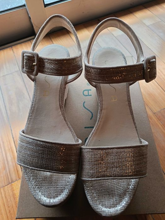 Sofisticação em Cada Passo – Sandálias Beje UNISA