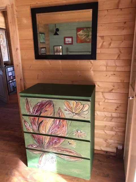 Conjunto de cómoda e espelho antiga cômoda do ikea, pintada a mão