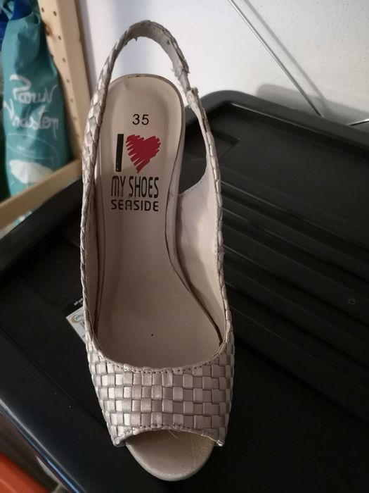 Sandália de salto agulha