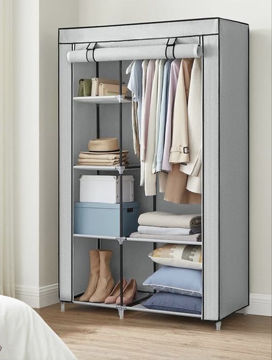 Roupeiro em metal e pano