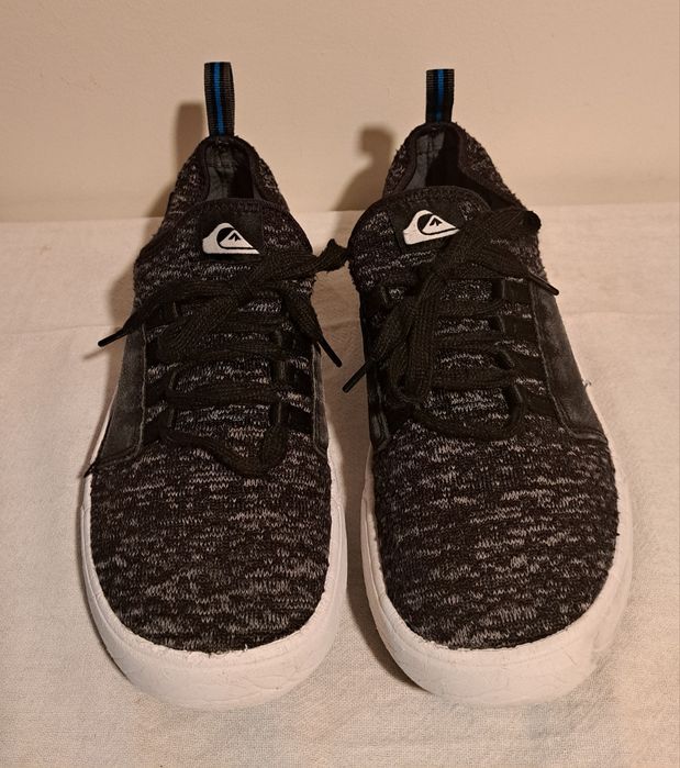 Sapatilhas T.39- Marca Quiksilver pretas . Muito leves