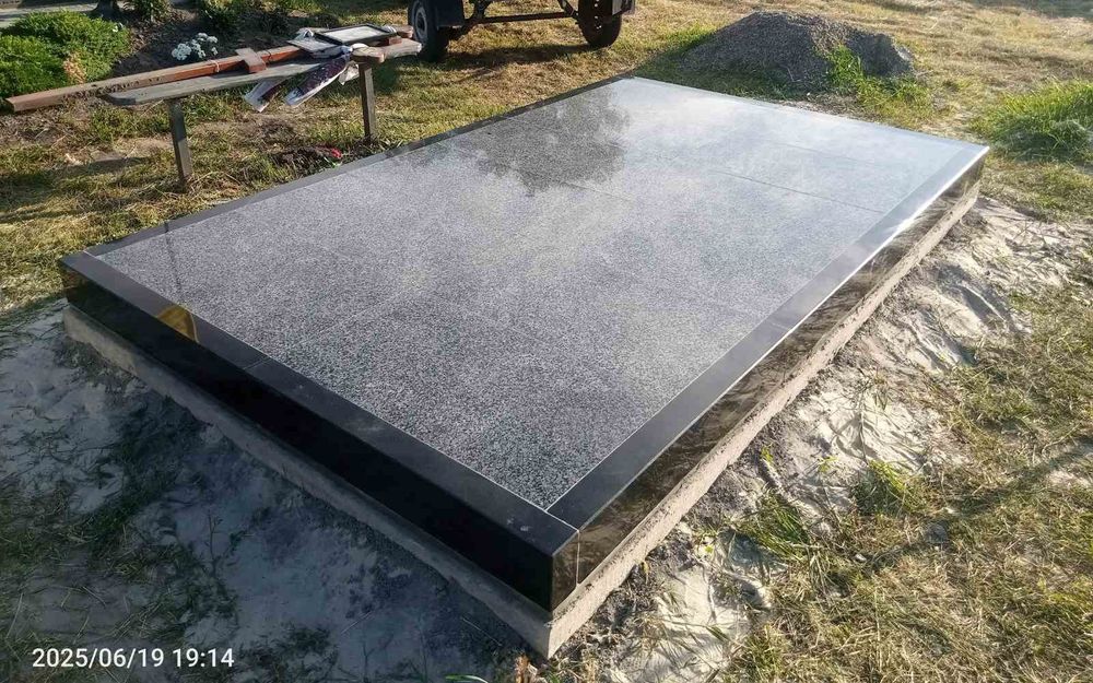 Пам'ятник  .    .