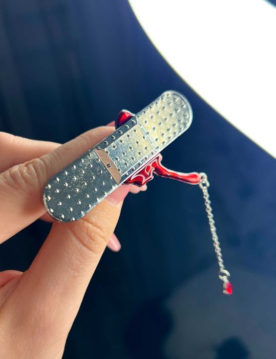 Стильна сучасна брошка