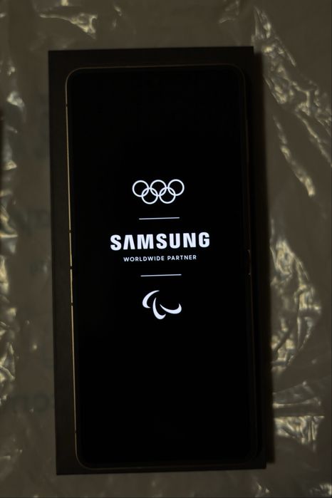 Samsung Galaxy Z Flip 7 на 512 гб + оригінальний чохол