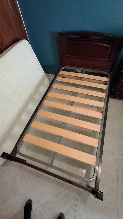 cama individual em madeira