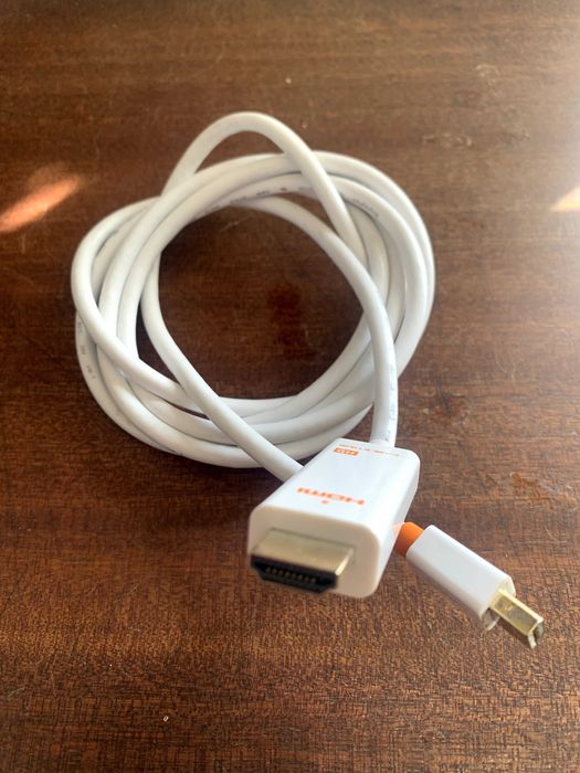 Cabos e adaptadores mini-display port.