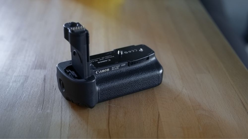 Vertical grip Canon bg-e2.