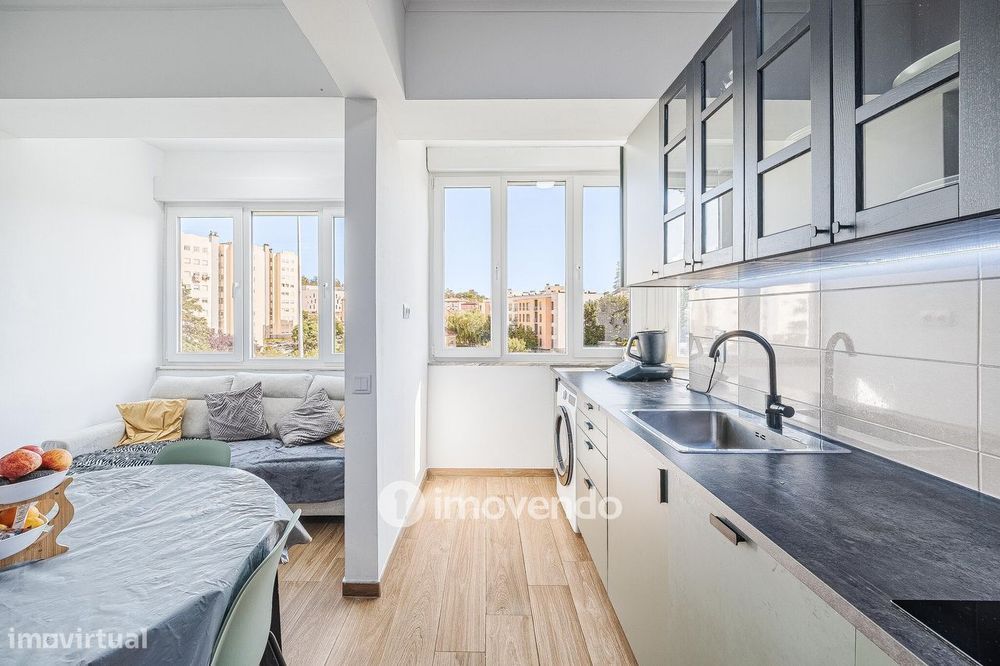 Apartamento T2 remodelado, com cozinha equipada, em Benfica