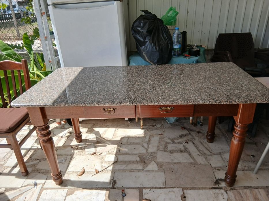 Mesa de jantar em bom estado