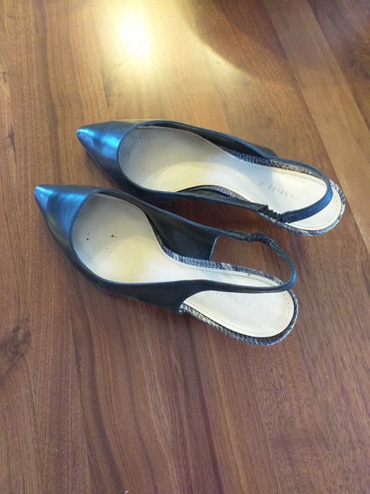 Sapatos pretos com salto baixo imitação réptil abertos atrás tam. 37