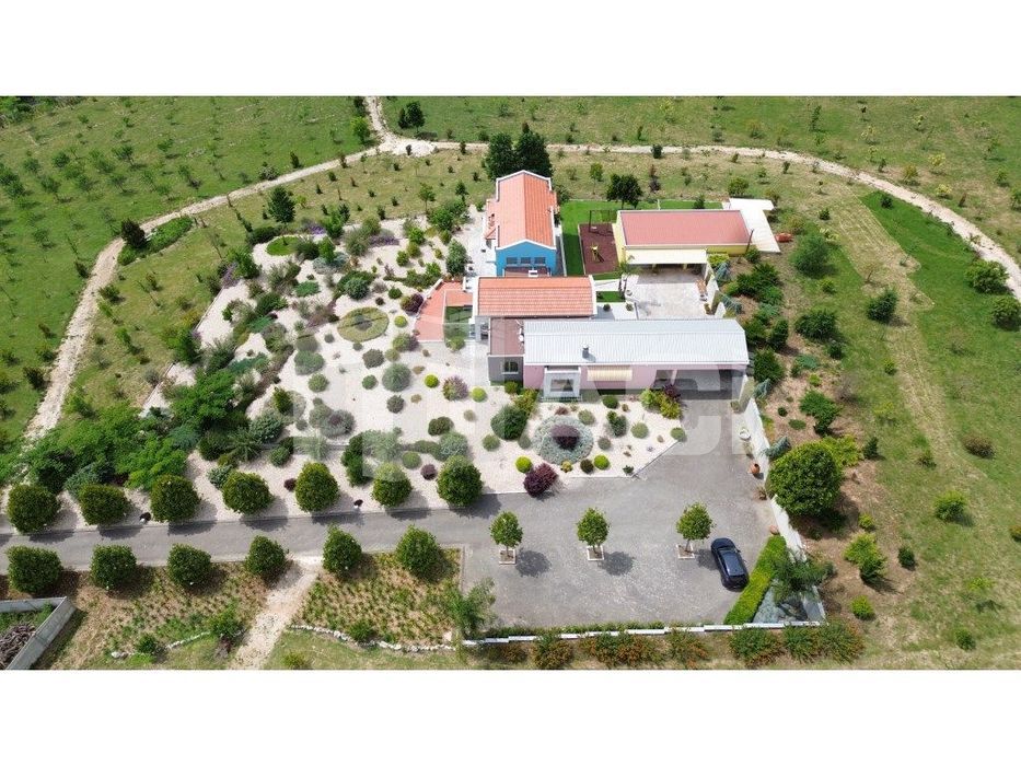 MAGNIFICENT ESTATE WITH 34,876 M² - House with Land and Garden...