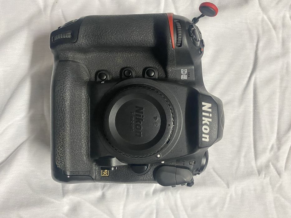 Nikon D5 em bom estado.