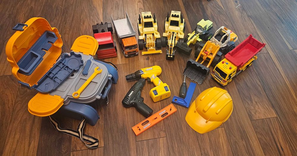 Zabawki mały budowlaniec