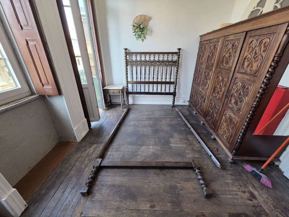 Cama de Bilros antiga de madeira maciça  castanho escuro