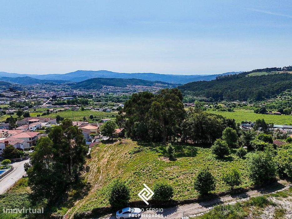 Amplo terreno na Póvoa de Lanhoso com vista panorâmica para o Caste...